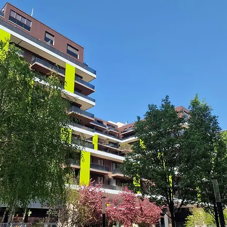 Spirit Of Corvin - Fast Airport Access 15-20 Minutes By Taxi Apartamento *